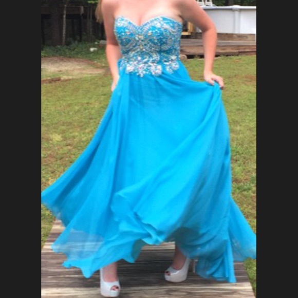 BUNDLE SALE : PROM DRESS, HEELS, JEWELERY!! - Picture 3 of 6